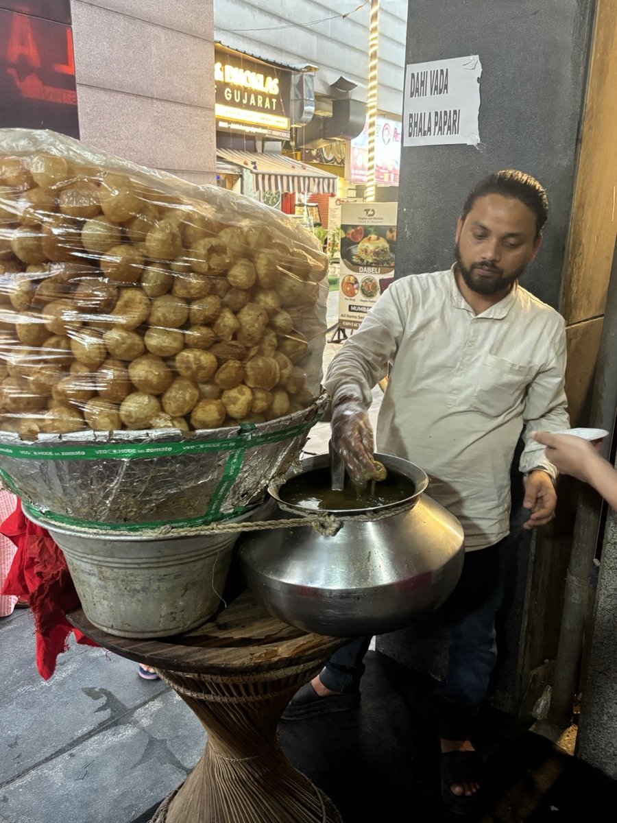 Phuchkawala serving fresh puchka in Gurugram